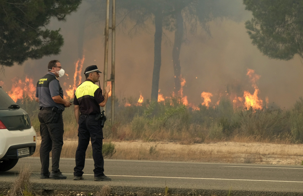 El fuego sigue activo cerca de Doñana y obliga a desalojar a 2.000 personas en Doñana
