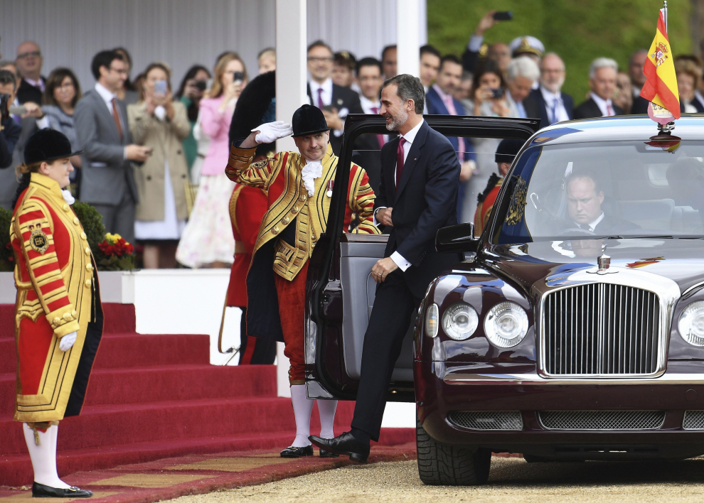 Felipe VI viaja en la carroza que Lady Di y Kate Middleton usaron en su boda