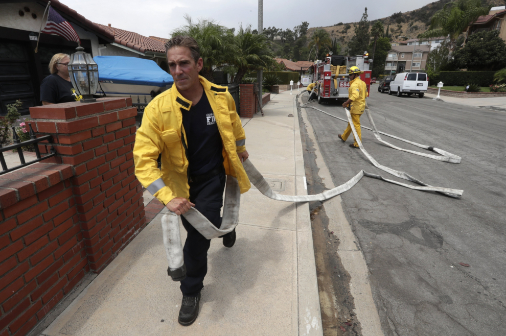 Un incendio sin control en Los Ángeles arrasa más de 2.000 hectáreas