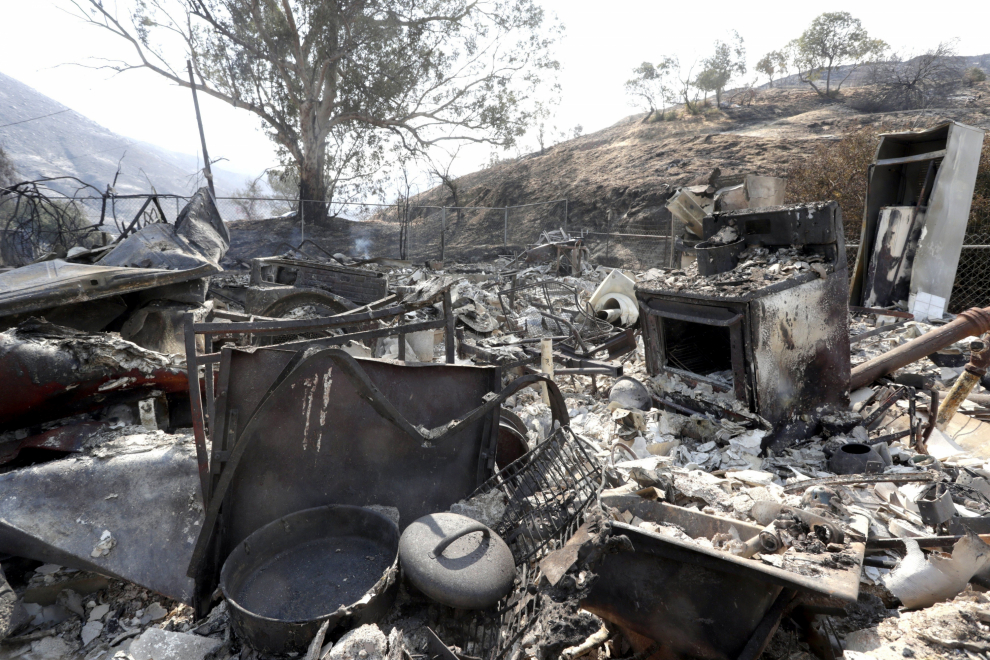 Un incendio sin control en Los Ángeles arrasa más de 2.000 hectáreas