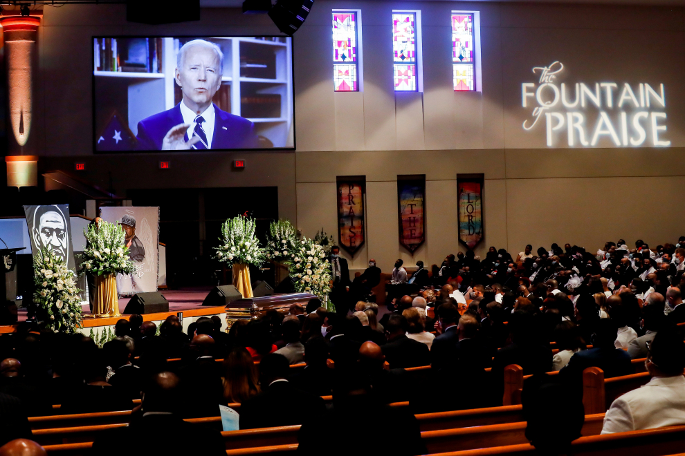 El ex vicepresidente Joe Biden da un mensaje grabado en video durante el funeral de George Floyd en la iglesia The Fountain of Praise en Houston, Texas, EE. UU.
