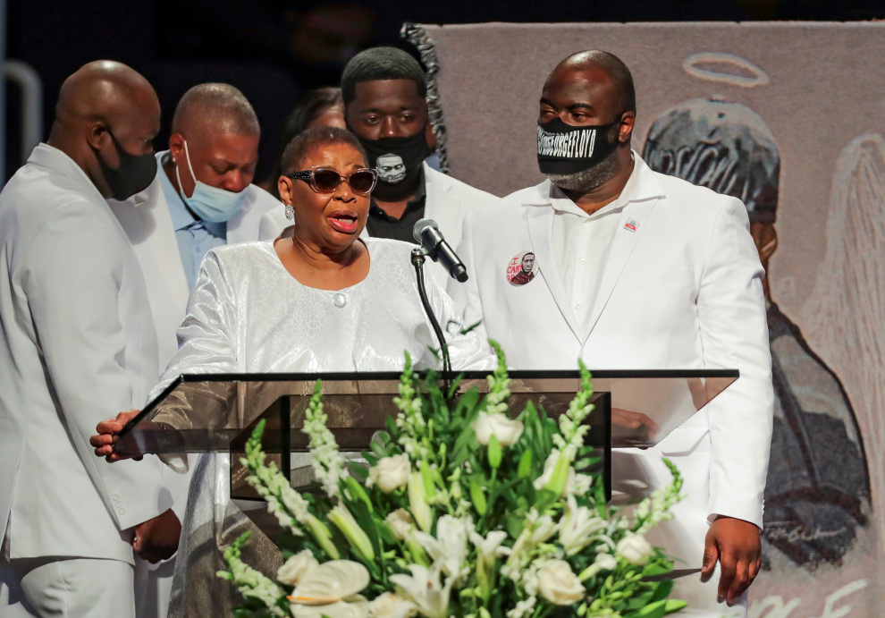 La familia de George Floyd sube al podio para hablar durante el funeral de George Floyd en la iglesia The Fountain of Praise en Houston, Texas, EE. UU.