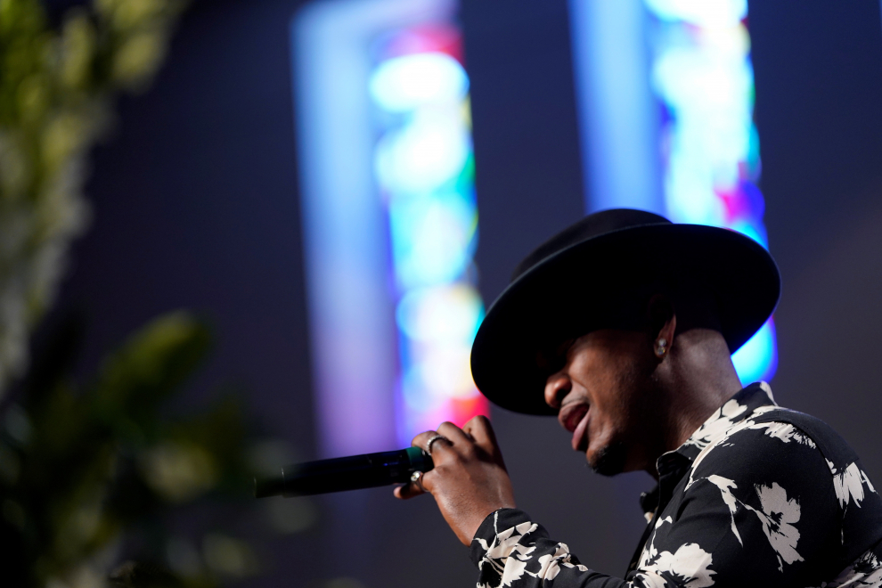 Ne-Yo canta durante el funeral de George Floyd en la iglesia Fountain of Praise, Houston, Texas, EE. UU.
