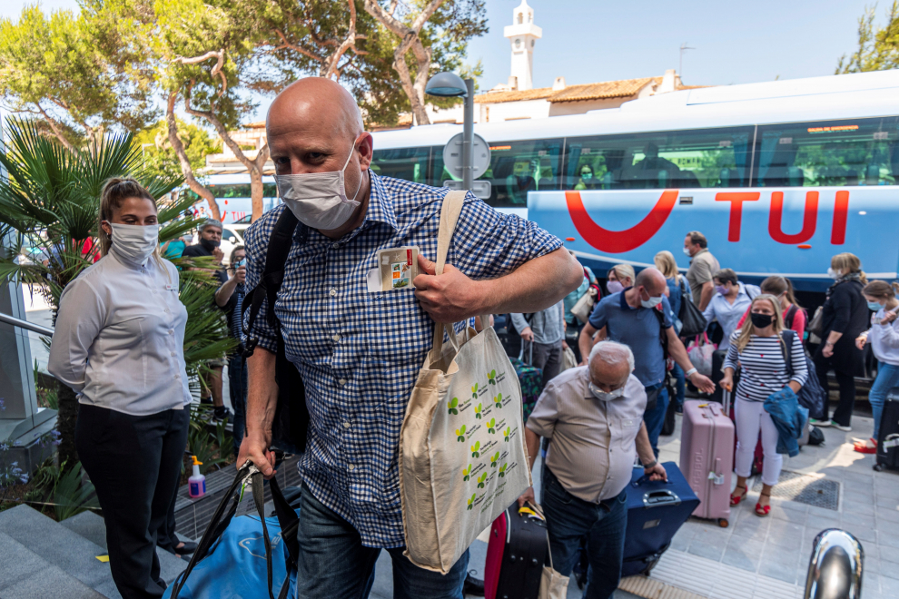 Llegada de los primeros turistas alemanes al Hotel Riu Concordia de Palma este lunes.