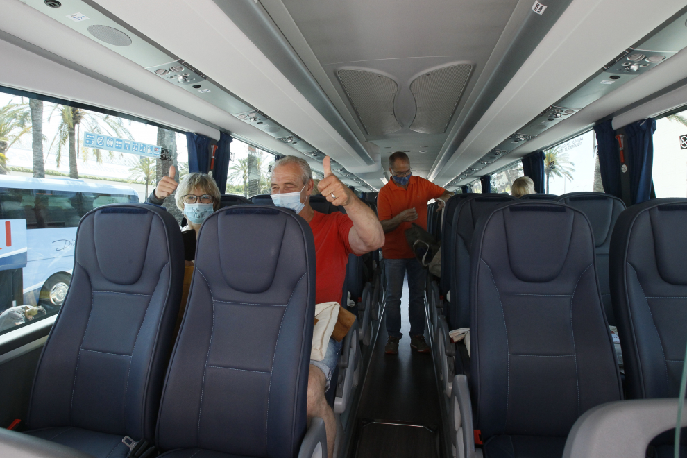 Viajeros procedentes de Alemania en uno de los autobuses que les llevará a sus alojamientos.
