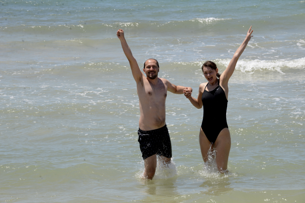 Baño en la playa de los primeros turistas alemanes que han llegado este lunes al Hotel Riu Concordia en la desescalada de la crisis sanitaria del coronavirus.