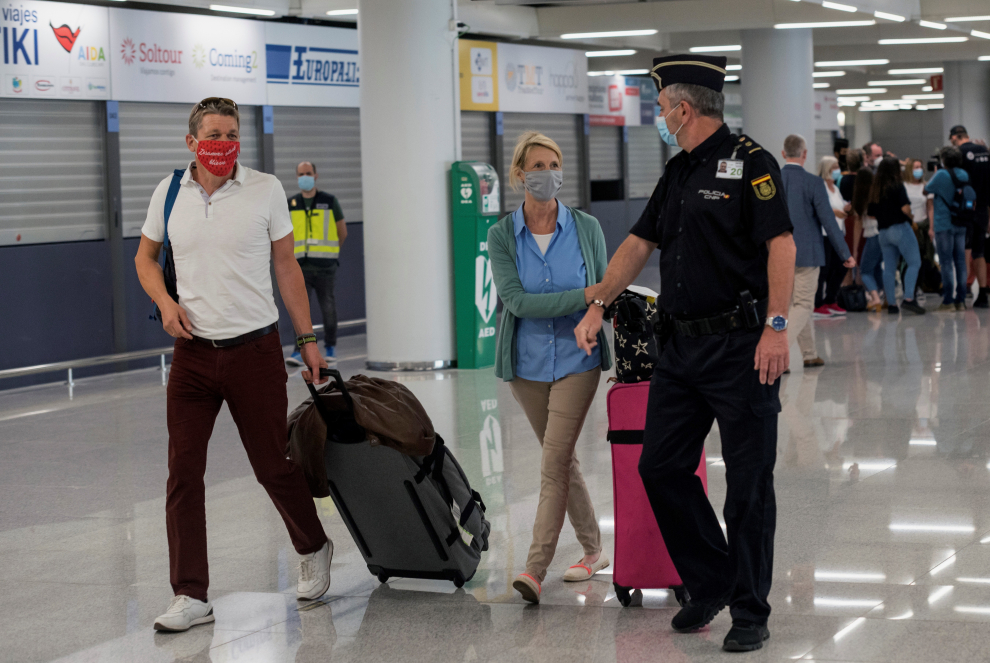 Una pareja de turistas alemanes a su llegada este lunes al aeropuerto de Palma.