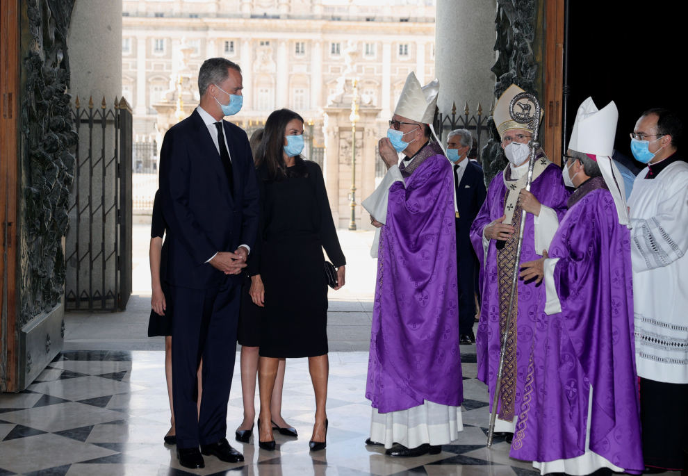 El rey Felipe, la reina Letizia, y el cardenal Carlos Osoro, a su llegada este lunes a la misa funeral que se celebra en la catedral de la Almudena