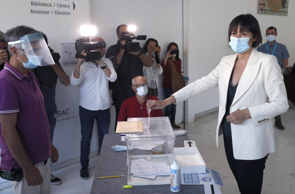 La candidata del BNG a la presidencia de la Xunta, Ana Pontón, ejerce su derecho al voto en un colegio electoral de Santiago de Compostela, este domingo