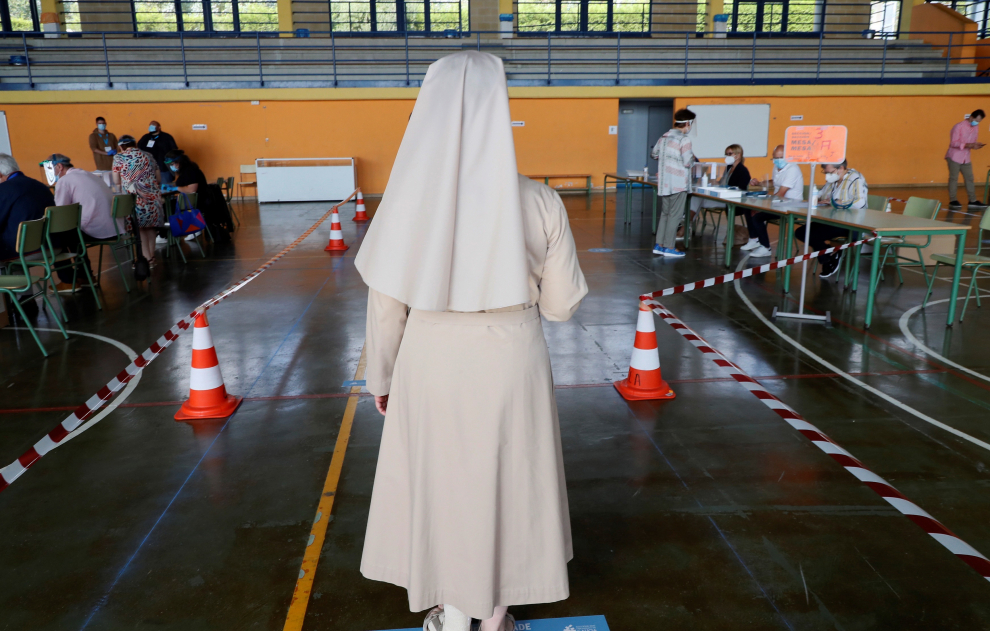 Una monja aguarda su turno para votar en un colegio electoral de Burela (Lugo)