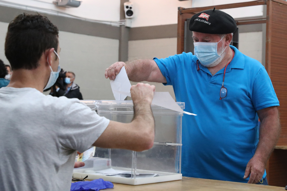 Un ciudadano en el momento de votar en una mesa electoral en la localidad vizcaína de Durango