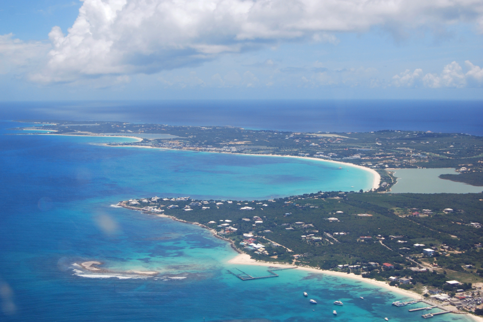 Esta isla de las Antillas Menores dispone de 33 playas paradisíacas en su superficie de 91 kilómetros cuadrados. El idioma oficial es el inglés y su clima es tropical húmedo.