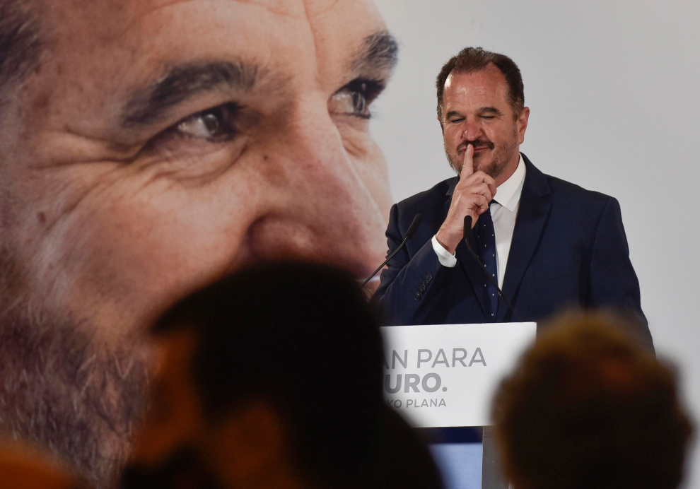 El candidato a lehendakari de PP+Cs, Carlos Iturgaiz, durante su comparecencia esta noche electoral ante los medios de comunicación para hacer un balance de los resultados de las elecciones vascas