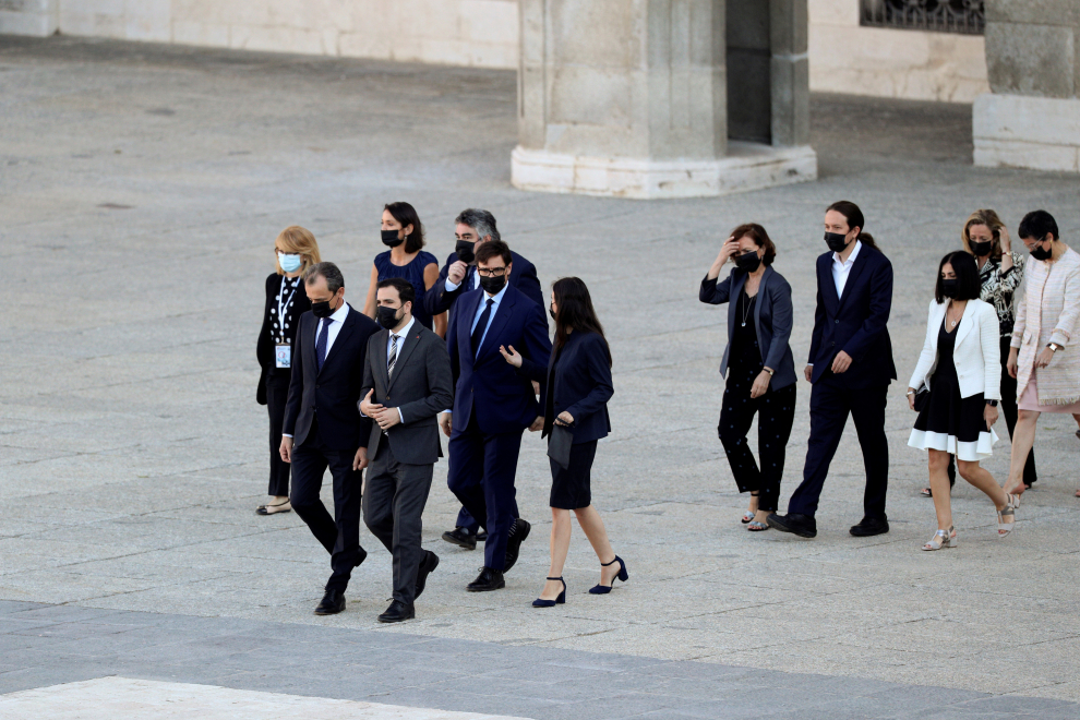 Los ministros del Gobierno, junto a dos de sus videpresidentes Carmen Calvo y Pablo Iglesias, a su llegada al Patio de la Armería del Palacio Real