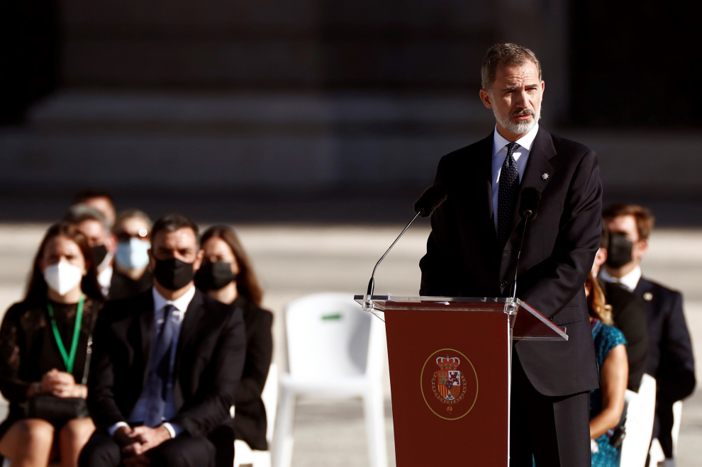 El rey Felipe VI, durante su discurso en el Patio de la Armería del Palacio Real donde se celebra este jueves el homenaje de Estado a las víctimas de la pandemia