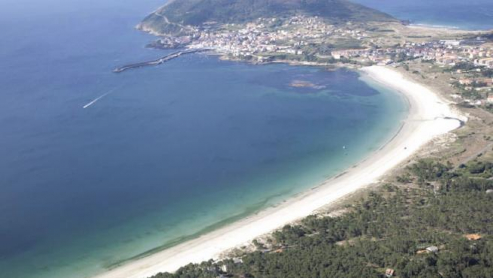 La playa Langosteira, en el cabo Finisterre, es la favorita de los viajeros dentro de A Coruña, con cuatro estrellas sobre cinco posibles. Protegida del oleaje y el viento, se pueden recorrer sus dos kilómetros de arena fina contemplando el agua cristalina del Atlántico.