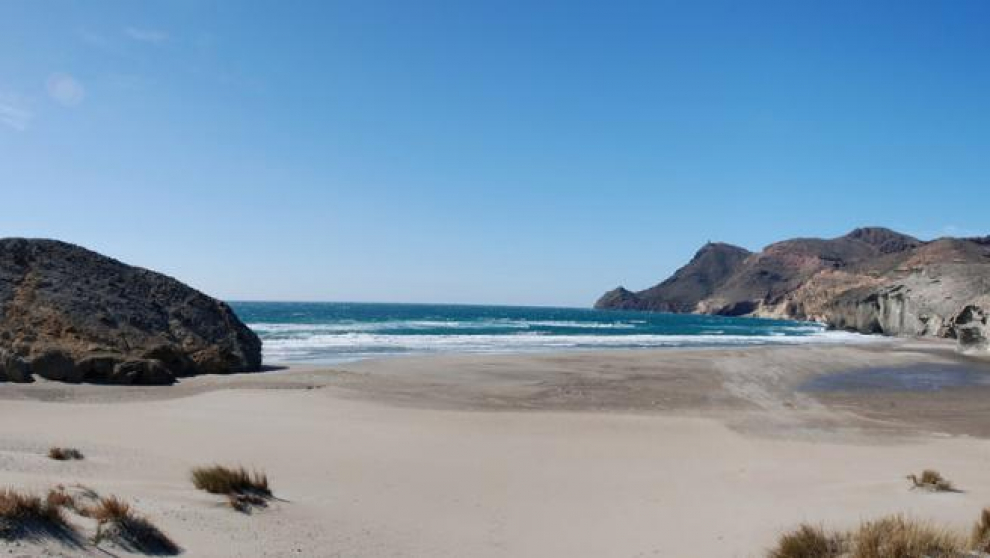 Una playa virgen, de agua cristalina y arena fina con rocas en un paraje único, el Parque Natural de Cabo de Gata-Níjar. Al tratarse de un espacio protegido, no suele estar masificada.