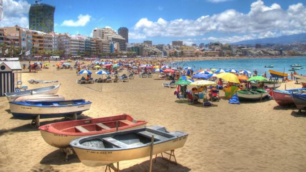En Las Palmas, la playa de las Canteras es el destino preferido por los usuarios de Tripadvisor. Se trata de la playa principal de la capital, con una anchura media de 50 metros y más de tres kilómetros de extensión.