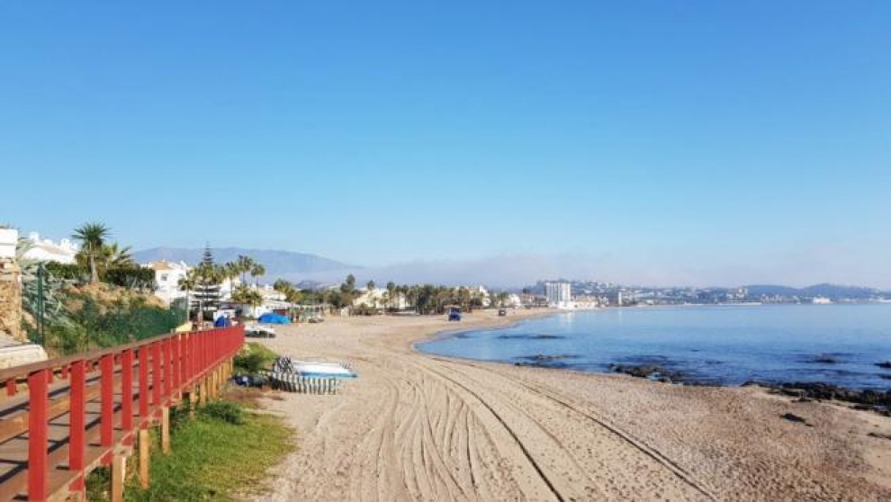 A las afueras de Marbella se encuentra la playa de la Cala Mijas, un lugar que combina una extensa y ancha playa con un paseo marítimo plagado de ocio y restauración.