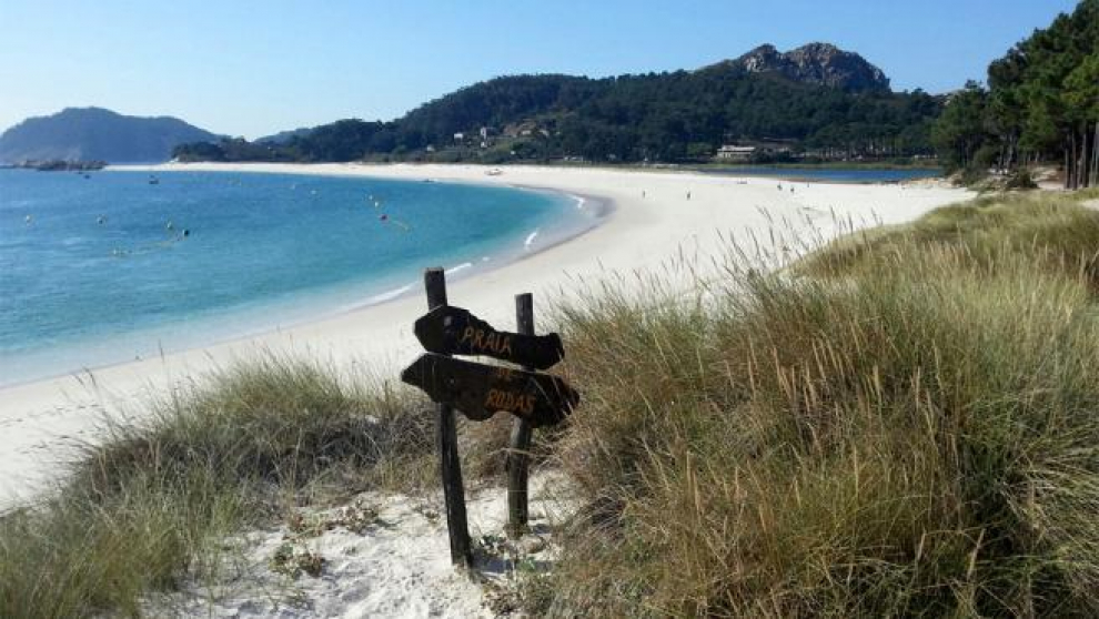En Pontevedra, la playa preferida por los viajeros es la Playa de Rodas. Con un ancho medio de 60 metros, esta extensa playa (de 1,3 kilómetros) es considerada una de las más bonitas de España. No es de extrañar, ya que se trata de un espacio protegido y se encuentra en las Islas Cíes.