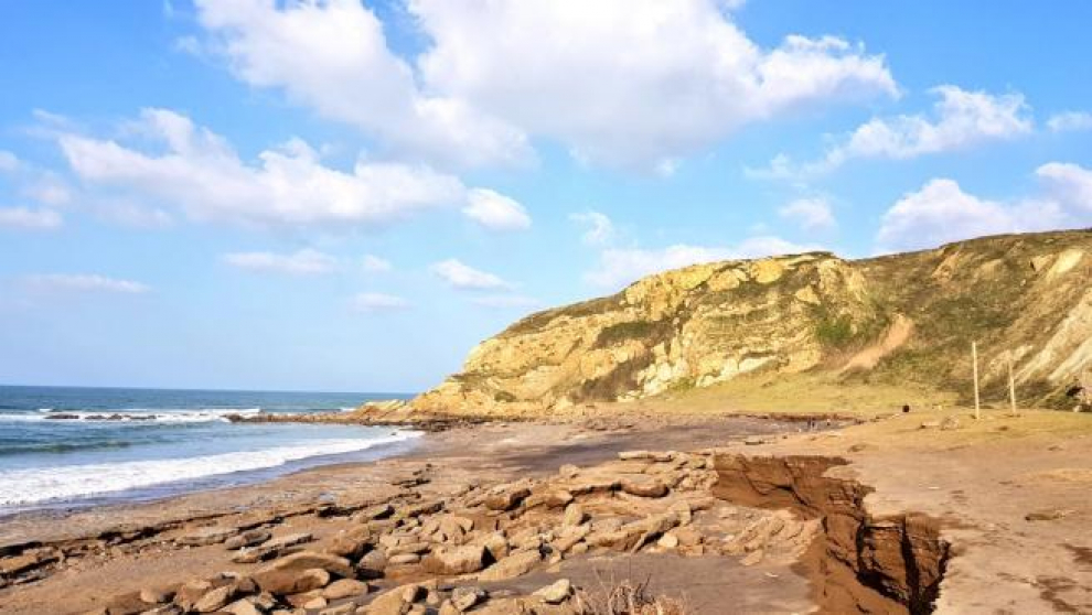 Una de las grandes ventajas de pasear por la playa de Azkorri, en Getxo (Vizcaya), es que se puede apreciar una combinación casi única de playa, campo y formaciones rocosas a lo largo de casi un kilómetro de extensión.
