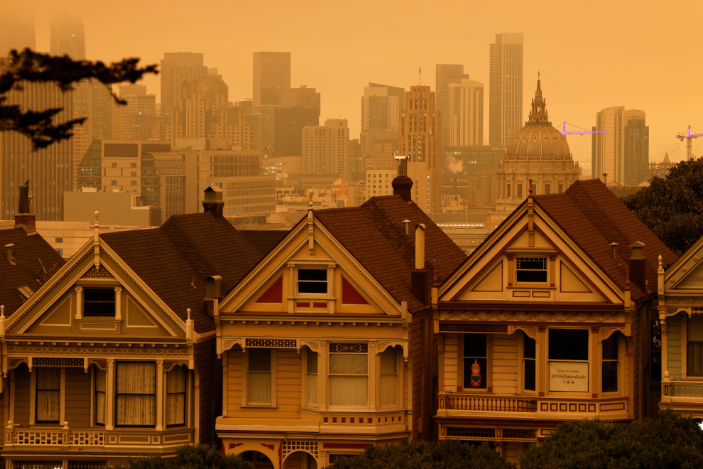 Una vista de Painted Ladies, la icónica hilera de casas victorianas, en San Francisco, bajo un cielo teñido de naranja a causa de los grandes incendios que asolan California