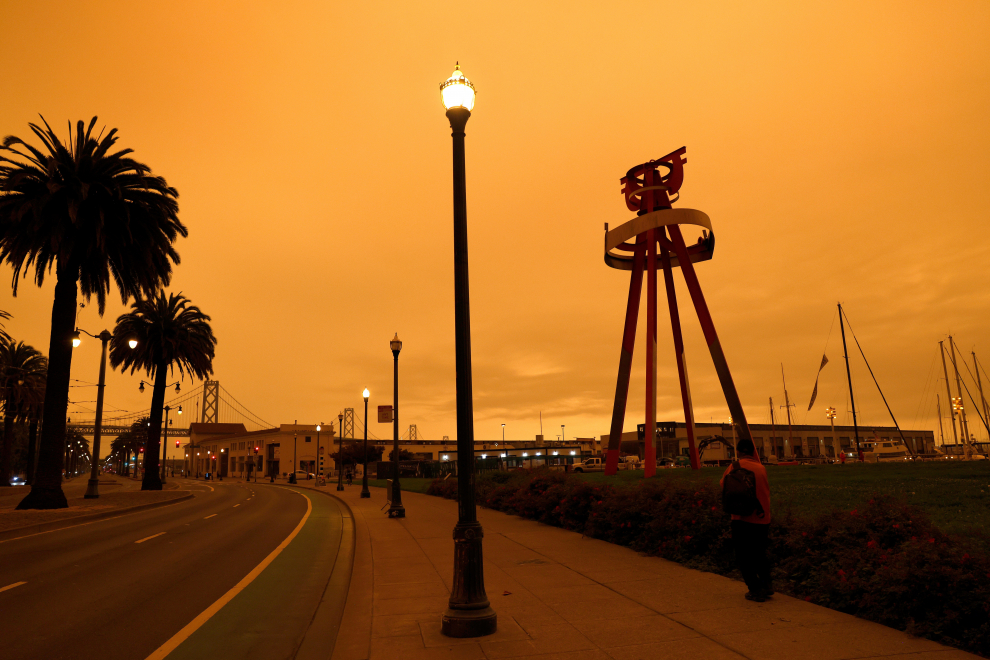 El humo de los incendios forestales vuelve naranja el cielo del Área de la Bahía de San Francisco