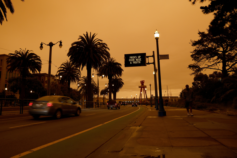 El humo de los incendios forestales vuelve naranja el cielo de la Bahía de San Francisco.