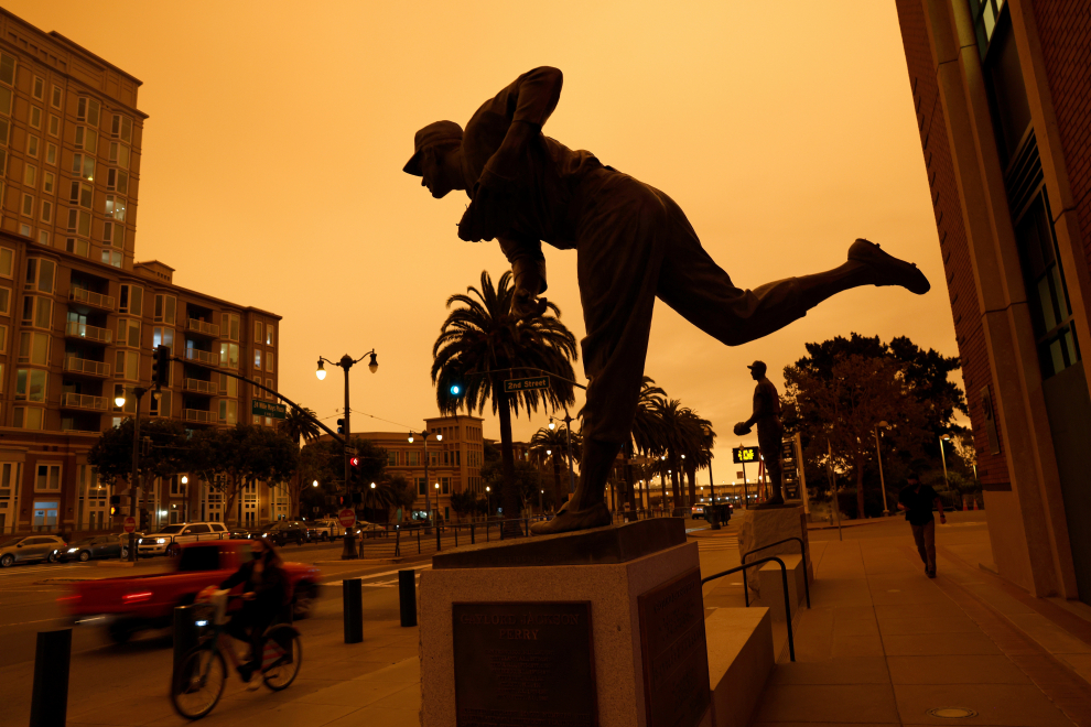 El cielo anaranjado se puede ver tras la estatua del lanzador de los Gigantes de San Francisco Gaylord Perry en Oracle Park en San Francisco, California,