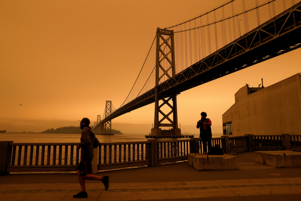 Vista del Puente de la Bahía de San Francisco bajo un cielo de color naranja a causa de los múltiples incendios