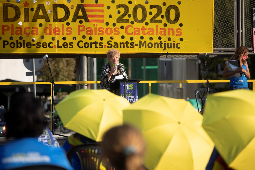 La cantante Nuria Feliu pronuncia unas palabras en el acto central de la Asamblea Nacional Catalana (ANC) con motivo de la Diada del 11 de septiembre, hoy viernes en Barcelona.