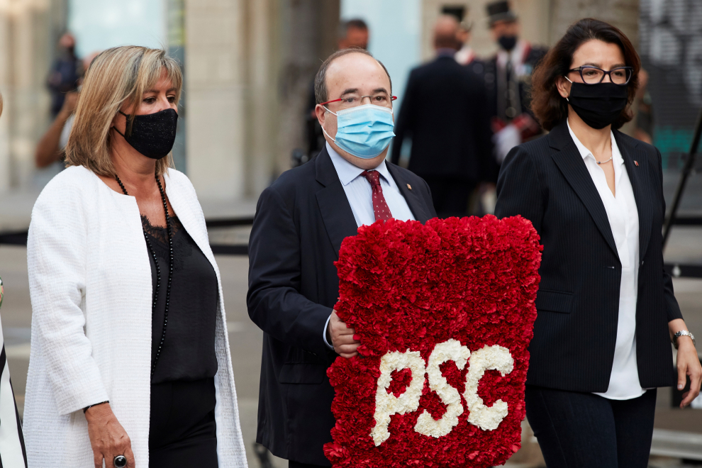 El secretario general del PSC, Miquel Iceta, acompañado de Núria Marín y Eva Granados, durante la ofrenda floral en el monumento de a Rafael Casanovas en el inicio de una Diada de Cataluña.