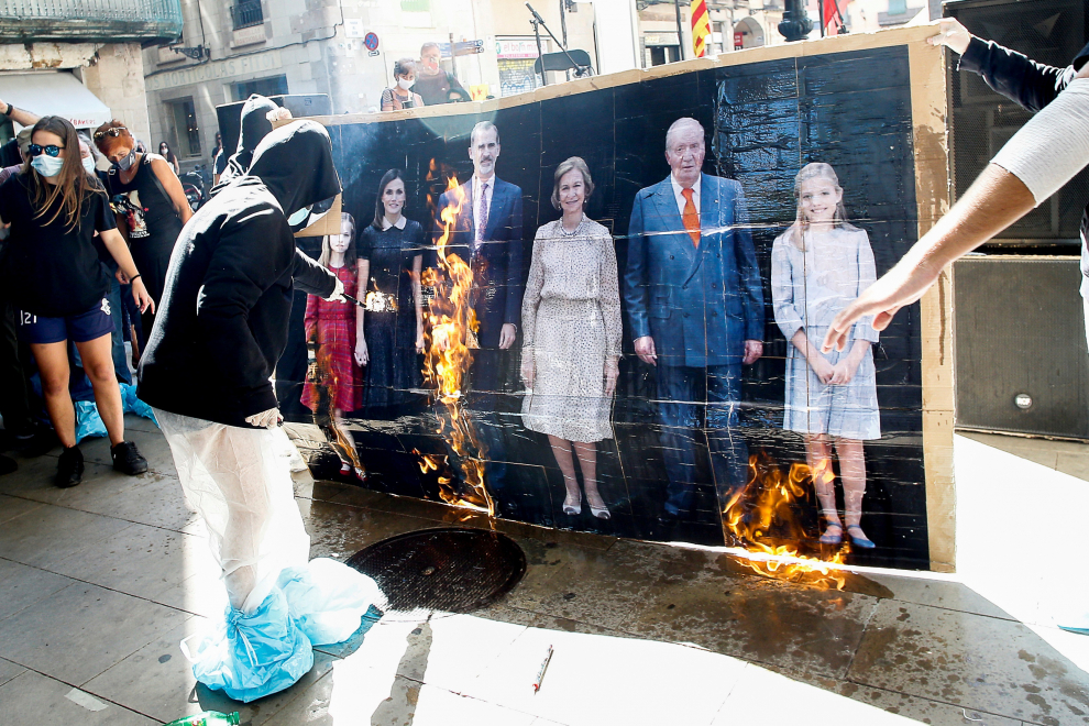 Varios jóvenes queman un retrato de la familia real durante la manifestación convocada por la organización Arran en el centro de Barcelona con motivo de la Diada de Cataluña.