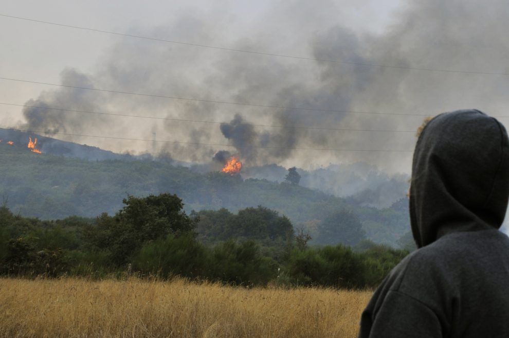 Vista de los puntos de fuego del incendio en la parroquia de Montes, en Cualedro, Ourense, Galicia.