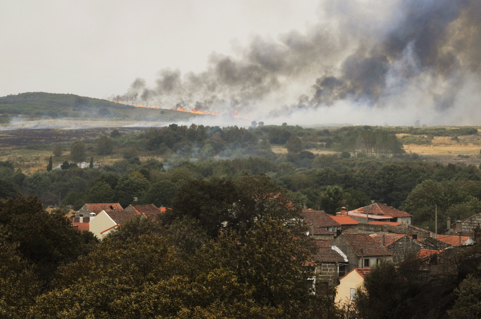 Vista de los puntos de fuego del incendio en la parroquia de Montes, en Cualedro, Ourense,