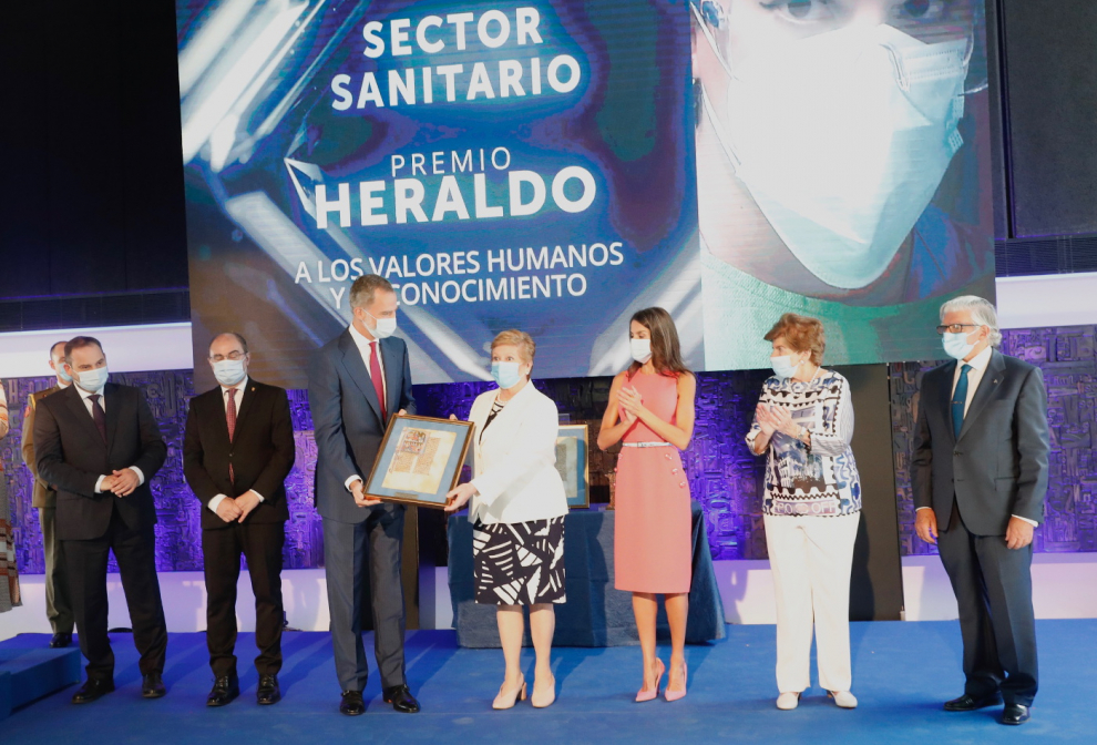 Don Felipe entrega el Premio a los Valores Humanos y el Conocimiento a Concepción Pilar Ferrer, presidente del Colegio Oficial de Médicos de Zaragoza.