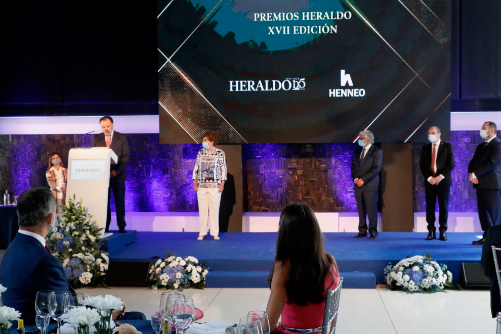 El presidente del Grupo Henneo y de la Asociación Mundial de Periódicos y Editores de Noticias (WAN-IFRA) Fernando de Yarza López-Madrazo invita a Sus Majestades los Reyes a subir al escenario.