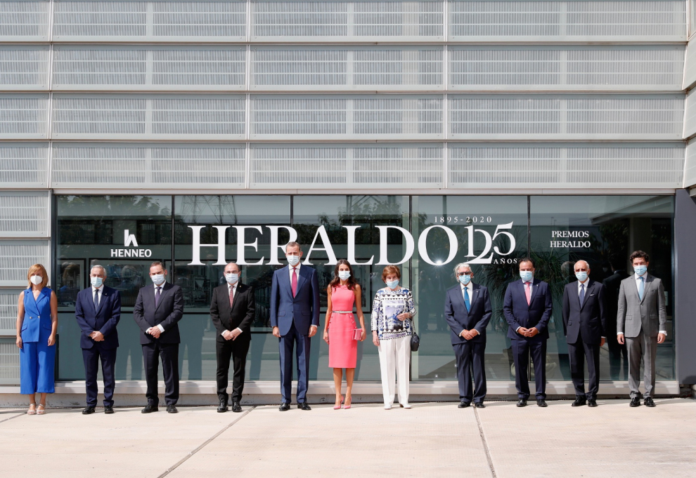 Fotografía de Grupo de Sus Majestades los Reyes y las autoridades asistentes al acto del 125 aniversario de Heraldo
