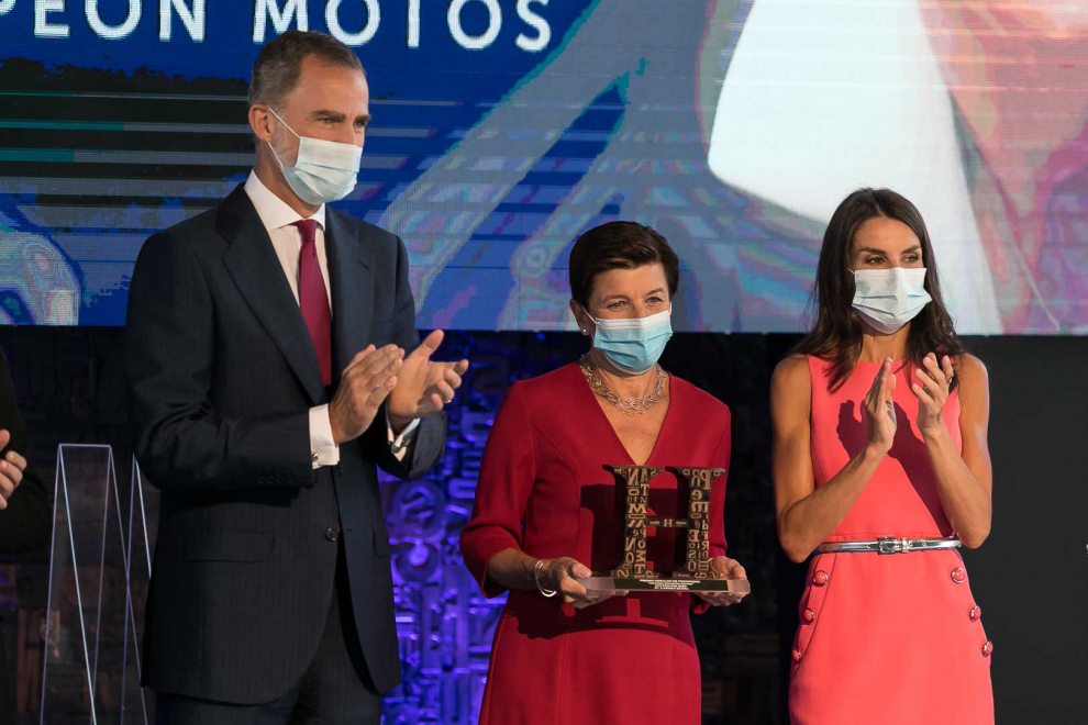 La editora Carmen Serra recoge el premio Antonio Mompeón Motos.