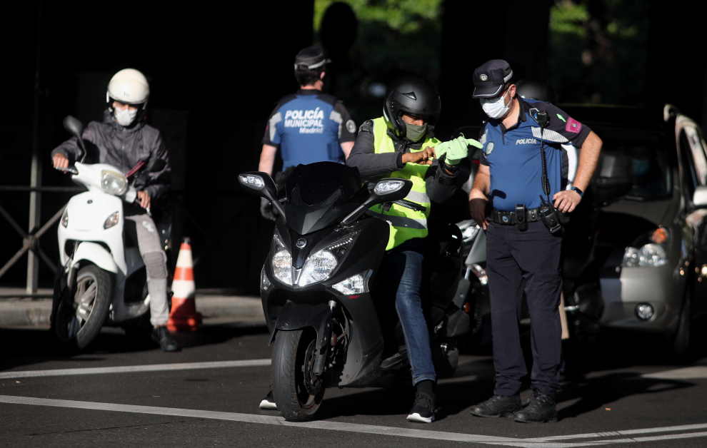 Controles policiales de movilidad en el distrito de Puente de Vallecas, Madrid.