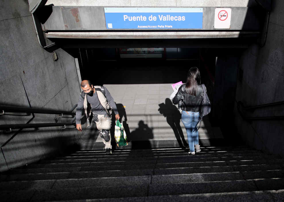 Personas entrando y saliendo del metro de Puente de Vallecas, Madrid.