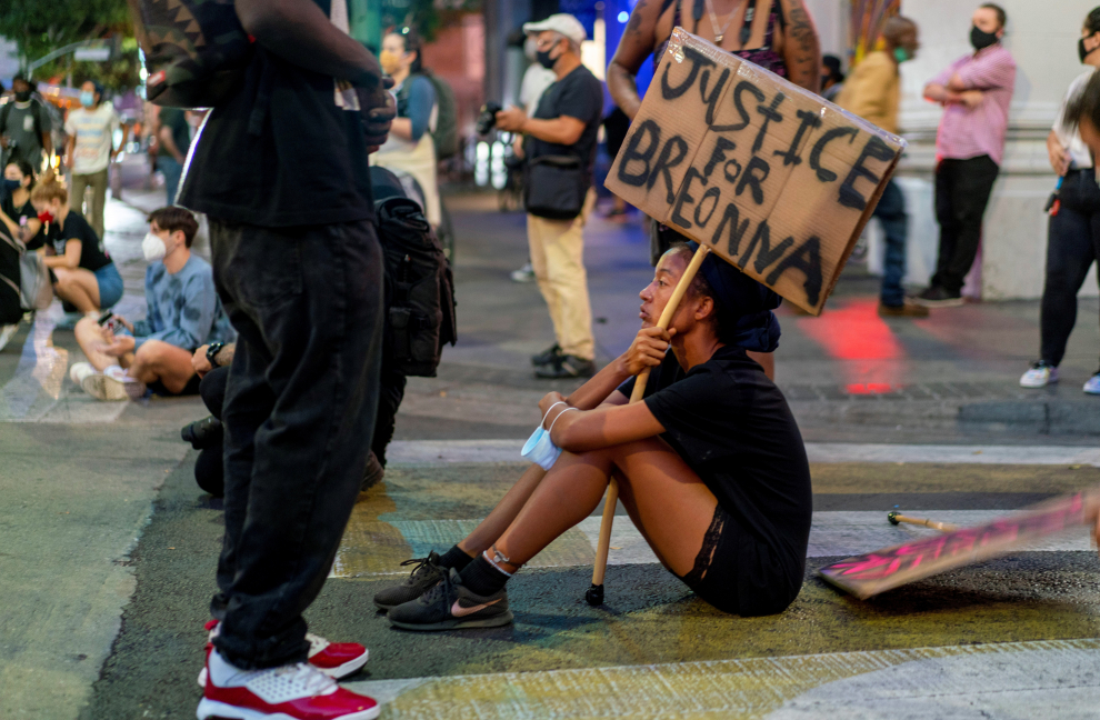 Un manifestante descansa en una intersección en el centro de Los Ángeles durante una manifestación para exigir justicia por la muerte de Breonna Taylor.