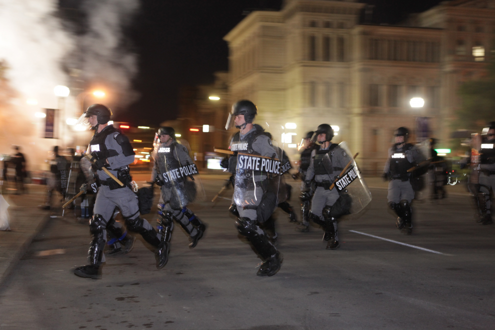 La Policía Estatal de Kentucky despeja a los manifestantes de Jefferson Square Park en Louisville, Kentucky.