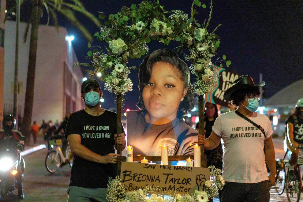 Manifestantes se reúnen en el centro de Los Ángeles durante una manifestación para exigir justicia por la muerte de Breonna Taylor.