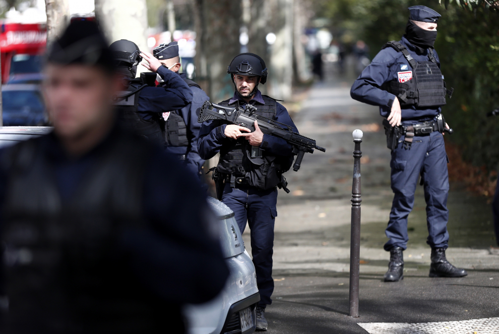 Policías vigilan el perímetro de seguridad cerca de las antiguas oficinas de Charlie Hebdo en París