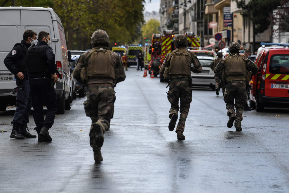 Soldados del ejército francés se apresuran a la escena después de que varias personas resultaron heridas cerca de las antiguas oficinas de la revista satírica francesa Charlie Hebdo tras un presunto ataque de un hombre con un machete.
