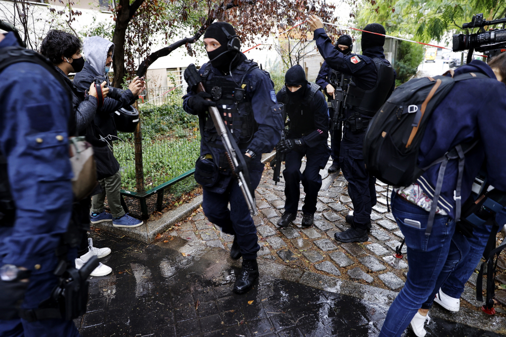 La policía francesa camina en la Rue Nicolas Appert cerca de las antiguas oficinas de Charlie Hebdo después de que cuatro personas resultasen heridas en un ataque con cuchillo.