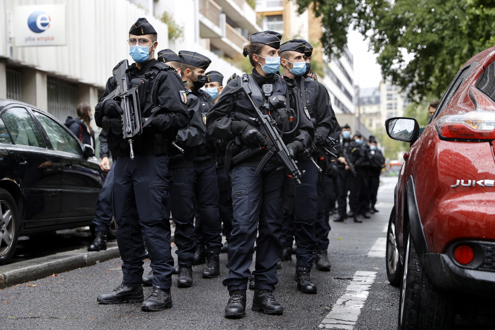 Los agentes de policía franceses se despliegan cerca de las antiguas oficinas de Charlie Hebdo.