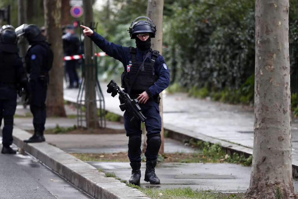 Policías franceses se encuentran en un perímetro de seguridad cerca de las antiguas oficinas de Charlie Hebdo