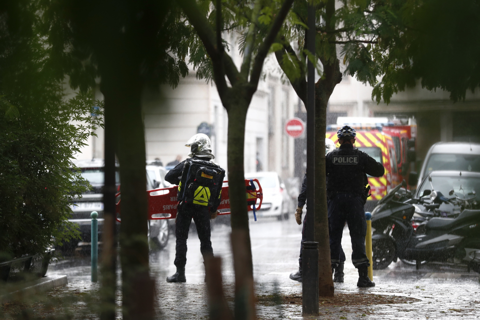 La policía francesa y el equipo de rescate se encuentran en un perímetro de seguridad cerca de las antiguas oficinas de Charlie Hebdo, en París.